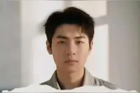 成都户籍对小孩升学的影响真的太大了！ 众所周知 成都读书非常卷！今天就给大家分析下本地户口在小孩升学方面都有哪些优势。 1、幼升小时期的户籍要求是最多的，只有当小孩和监护人户籍地一致，且监护人产权100%时才能优先摇号读书，特别是部分好学校，还需要提前一年落户才能就读 2、初升高时期只要有成都户籍，哪怕是集体户，也是本地生源待遇，可以享受指标到校和低分入读好学校的优势，如果是外地生源，只能走调剂，录取分会高一些。 总的来说，有成都户籍入学机会更多、入学途径更便捷、学区稳定性更高。#成都户口 #成都上学 #随迁子女 #成都读书 #幼升小