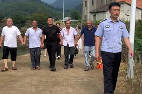 四位哥哥拉着离家40年弟弟的手来见妈妈了#寻亲 #团圆视频封面