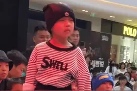 4月2日，重庆，街舞比赛惊现五岁小女孩，自信且行云流水的东西震惊全场，网友:这个动作价值20万视频封面