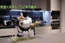 海尔乐聚联手打造：首款开源鸿蒙人形机器人“夸父”亮相视频封面