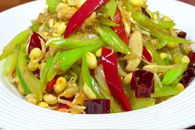 黄豆芽炒芹菜简单还好吃，就是小白做都不会翻车赶紧试试看吧#美食教程 #学会快去试试吧🔥 #大年三十餐桌上一定要有的菜 #美食 #炒豆芽家常做法视频封面