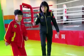 当别人推你的时候，你应该怎么反击，一招教会你防身术#散打搏击 #防身术 #泰博武道