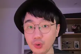 cos成菠萝族长卖菠萝走红 背后是个人造型正在成为摆摊的财富密码…#摆摊视频封面
