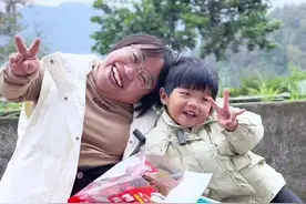 2岁半的闺女，都会背古诗啦！陪伴是最长情的告白！#万飘 #亲子 #背古诗的宝宝视频封面