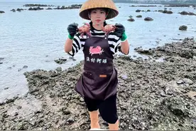 #赶海 #户外赶海抓海鲜 乡村阴雨天气去赶海还是能简单收割一波螃蟹的，面包蟹抓得太过瘾了，很解压的赶海#抓螃蟹视频封面