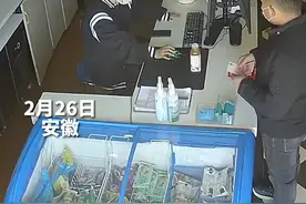 男子“鬼手换钞”全过程，店员刚要验钞 钱被一把夺回！来源@不太甜视频封面