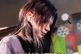 演出时乐队为什么要带耳机？他们耳机里听到的是什么？#乐队 #电吉他 #耳返 #Xvive @XVIVE乐器视频封面