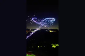 深圳龙岗大运体育中心，一场震撼的无人机科技表演拉开帷幕。数千架无人机腾空而起，以天空为幕，如繁星闪烁，变幻出绚丽图案。科技与艺术完美融合，为国庆增添璀璨光彩，展现龙岗的活力与创新魅力。#粤港澳大湾区 #深圳龙岗 #深圳 #无人机表演#天南海北看深圳视频封面