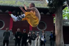 少林武僧地躺拳真牛，你们见过这功夫吗#嵩山少林寺 #人气爆棚