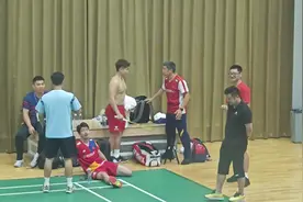 赛后小胖在后台挨训#2023中国羽毛球公开赛 #羽毛球 #羽毛球拍视频封面