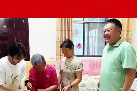 虽对清华北大心怀喜爱，但国防科技大学更令我倾心。它承载着强国强军的使命，其严谨学风与前沿科研深深吸引着我！早上刷到这个视频甚是欣喜，恭喜视频里的孩子被国防科技大学录取！这是无比荣耀的成就。愿孩子在这所优秀学府中，勇攀知识高峰，为国防事业贡献力量，铸就辉煌未来！#百姓生活 #关注民生关注百姓 #你们录取通知书收到了吗 #录取 #兰考李春亮视频封面