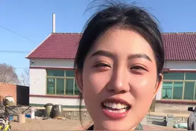遇到坎坷不可怕，可怕的是逾越不出来，突然那么一瞬间什么都懂了，感谢经历让我成长，感谢所有在我低谷期陪伴我的朋友们，粉丝们，是你们陪我走过了人生中的最黑暗的时刻，接下来我重新出发，不会让支持我的人失望！更不会让自己失望！过去了回头看，都是经历！廖四喜会一直做自己的女王！敢爱，敢恨，敢拼！