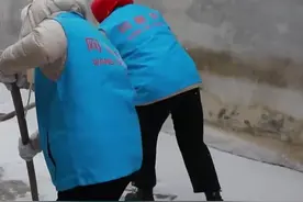 #北京一村子步行25分钟才能坐公交  #山村老人看病有多难   交通出行便利影响着我们生活上大大小小的事儿，出远门就必须依靠交通工具，可在距北京一百多公里的关上村却只有一个车站，村子里的人出行都得去那儿，要是老人患有慢性病，走不了了，根本无计可施，只能搀扶着慢慢走，暴雪天气更是难上加难，老人看病是大事，村里的基层工作人员询问完村民的意愿后，立即召开两委会解决这一问题，考虑到了便利也考虑到了安全，最后成功为老百姓建立了一个公交站点！#我为群众办实事儿 @抖音短视频视频封面