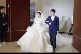 妹妹婚礼现场，哥哥陪伴妹妹入场，本来是由父亲陪伴女儿入场，可惜父亲去世了，由哥哥代表爸爸陪伴入场，上台致辞，哥哥说的一番话句句让人心疼，全场泪奔#出嫁 #婚礼 #结婚 #泪奔瞬间 #实拍婚礼现场视频封面