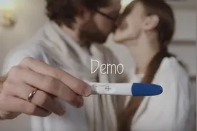 丈夫亲吻怀孕妻子素材视频封面