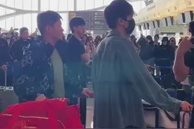 国乒出发多哈，男队的穿衣风格太看不懂了，高远真潮流#国乒 #内容启发搜索视频封面