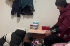 过年了，给妈妈磕头拜年。#百善孝为先#拜新年视频封面