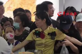 端午节猎德现场 人多到地铁免扫码出站 有人连龙船影子都没看到 网友：翻工都无甘多人 #小羊拍客 #猎德龙舟 #端午节猎德地铁站 #广州看龙舟  （记者：王中杰；编辑：林润祺；实习生：钟皓龄；审签：艾渝）