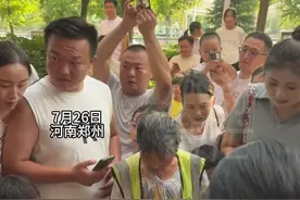 7月26日，河南郑州。金铲铲、AUG、Tung tung tung sahur、tralalero tralala、海绵宝宝！土木专业研究生毕业卖创意“军火烧饼”，没出摊就排长队！1元1个！仅15分钟售卖一空！网友：老板眼里没有挣钱的欲望，全是对自己艺术的欣赏！