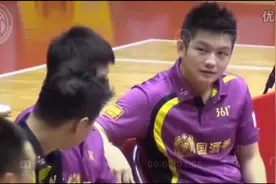 在看一遍小胖学王皓抹发胶  真的好可爱#樊振东 #搞笑名场面
