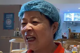曾资产过亿的义乌“箱包女王” ，破产后每天卖18个小时包子 ：“现在挣5块钱比以前挣100万还开心”@抖音短视频视频封面