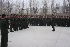 #立正稍息站好 单兵受阅动作考核稍息， 立正和停止间转法。#阅兵