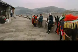 路过山西吕梁的临县，在黄河岸边碛口古镇老街巷里骑着毛驴溜达一圈，早春三月是旅游淡季，古镇里没几个有人，但就像很多旅游景区一样，商业味儿太浓了，不过当地的老乡却很质朴热情！视频封面