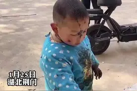 萌娃下河抓鱼回家，在一声声夸奖中迷失自我，被老父亲一棍敲回现实...#萌娃搞笑瞬间 #人类幼崽有多可爱视频封面