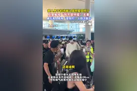 粉丝把路人认成田栩宁，“我摆手说不是，他们以为我在打招呼”。#万万没想到 #田栩宁