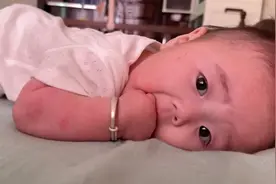 我喜欢这样看着你#人类幼崽 #当宝宝趴着看你的时候视频封面