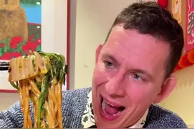 作为广东女婿，今天挑战用粤语搵食！#建议普及东北麻辣烫 #建议普及这一口 #外国人在中国 #外国人吃中国美食 #广东视频封面