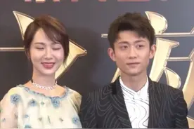 #张一山 #杨紫 同框出席活动，嘻嘻打闹好欢乐、两人青梅竹马关系太好了，这是全国看着长大的吧？