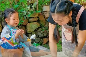 盖盖又喊我做月饼啦，今天自制冰皮月饼，不会配粉的可以直接用预拌粉，简单易学，各种口味，馅料十足，可惜今天忘记买榴莲啦，不能做榴莲冰皮月饼了。最后是今年各种自制月饼合集，你们更喜欢哪种口味的月饼呢？我和盖盖在这祝大家中秋节快乐！记得吃月饼哦！#万物皆可月饼 #今年要炫一种很新的月饼 #自制月饼 #冰皮月饼 #我的乡村生活 @DOU+上热门 @DOU+小助手视频封面