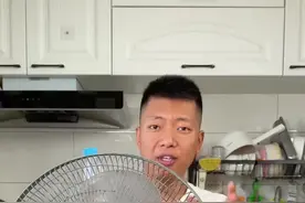 电风扇加上矿泉水瓶真的可以制冷降温吗？#测评 #电风扇装矿泉水瓶的制冷效果 #风扇加矿泉水瓶降温视频封面