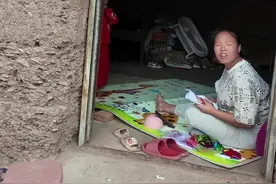 22岁妹妹13岁就没读书了跟着父母下地千活怀着小孩都要干活 勤快的彝族姑娘#记录真实农村生活 #乡村美食 #乡土风情 #农村原创视频视频封面