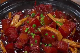 红烧肉的家常做法，想吃#红烧肉 就像我这样做 色泽红亮 肥而不腻，记得收藏保存好哦～#家常菜 #家常红烧肉 #红烧肉做法 #美食教程