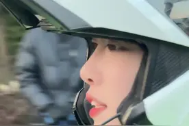 兔子警官一字马式上摩托 好厉害啊，好像她又看到了什么说太可爱了。#现场实拍 #杭州 #正能量视频封面