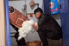 老妈又尿床、屙床了。孝为百善先，不孝万事难。        今天早上起床后，我给老妈穿衣服时发现床上有一大摊屎尿的印渍，三层褥子都浸透了，被罩上面也是黄色的💩，问她啥也不知道，坐在床上一副很茫然的表情。                  唉……，有个老年痴呆以及其它身体疾病的老妈要付出比常人更多的体力、精力以及物力，最重要的是更要有极大的爱心以及耐心。#主打的就是一个真实 #记录真实生活 #照顾老人 #百善孝为先 #你养我小我陪你老视频封面