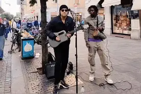 这苹果香给老外唱的一愣一愣的 #苹果香 #意大利米兰 #华人街视频封面