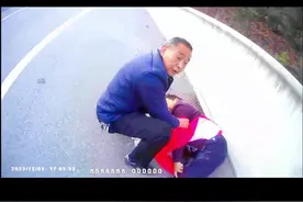 #dou上热门 客车司机高速突发疾病，浑身瘫软躺在应急车道，巡查人员采取措施暖心救助#记录真实生活 #陕西dou知道 #司机 #我为群众办实事 @DOU+小助手@DOU+上热门 @抖音正能量视频封面