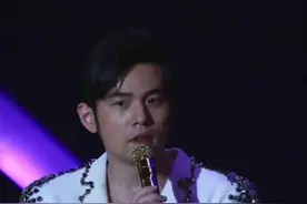 第247集|#周杰伦摩天伦香港演唱会#枫 全程高能! 小伙子从此走上了人生巅峰...最后他竟然要求#周杰伦 签约他成为歌手？如果是你，你最想对杰伦说什么，最想点哪首歌曲？#一开口就是全场大合唱#2023年一定要去看场演唱会视频封面