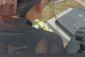 8月6日，山东济宁，冯振烈士安葬仪式现场，墓碑前，鲜花里，都摆满了他生前最爱吃的棒棒糖，这一幕让人泪目…英雄长眠，浩气长存，爱吃棒棒糖大男孩，愿你一路走好！#山东dou知道 #英雄回家 #棒棒糖 #破防瞬间视频封面