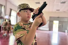 军训第四天，92枪械拆解 冷锋队的队员：武占杪拆解 9秒42!