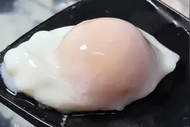 打荷包蛋，只需多加这一步，煮出来的荷包蛋不起白沫不散黄，漂亮