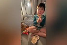 在崔敏宇小时候我很讨厌他，和他相差年领太大。我不喜欢生活突然出现陌生人，崔敏宇还小的时候我就总打他，导致现在我想和他睡一个房间他都很怕我。我妈也说了“智恩 你弟弟挺不容易的，幼儿园老师总是让他说韩语 他不愿意 午饭总是逼着吃辣白菜，崔敏宇不想吃 老师就让他罚站，你对他好一点好不好。”我就当时觉得崔敏宇虽然很贱，很烦人，说话一直说不利索，但毕竟是亲弟弟。以后可以说是只能和他“相依为命”了。中间有整整一年没有和崔敏宇没有见面，我觉得从现在开始弥补还不晚。#崔敏宇 #崔智恩 #南极冰视频封面