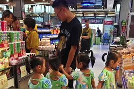 这宝爸带娃方式太炸了…我的看看…看看…太慕了…#四胞胎#人类幼崽成长记 #爸爸带娃