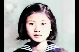 这是1956年，台湾籍革命烈士丁窈窕，在面对国民党反动派的审判前，留下了一张罕见的照片。她看上去非常斯文，戴着眼镜怒目而视，显露出大义凛然的气魄，让人们敬仰不已。丁窈窕是一名土生土长的台湾人，加入革命组织后，她来到台南邮局工作，长期隐蔽行动，为革命事业默默奉献。然而，她最终被叛徒出卖，被捕并丧失了生命，多年后丁窈窕被追认革命烈士，名列英名录。视频封面