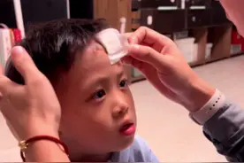 【杨杨5岁】额头摔伤整整一周，记录了伤口愈合全过程。第五天的时候，在家爸爸自己换的药，爸爸全程很害怕，杨杨超勇敢。 #杨杨成长记 #受伤了视频封面