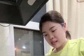 鑫最近饭量见长啊！吃螺蛳粉的勺子，一次盛两勺米饭加上排骨汤！竟然盛了5次！ #排骨 #米饭 #记录生活点点滴滴