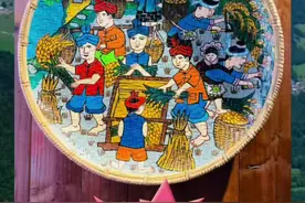 #锦绣智造传奇 #八桂大地展新颜  #铸牢共同体中华一家亲 #八桂大地展新颜 锅灰蓝靛做颜料，树枝树皮做画笔……三江侗画，如同山间盛开的野花，鲜艳夺目。三江侗画以农民为创作主体，画作结构紧凑、技法拙朴、色彩艳丽，极富装饰美感，反映了中国侗乡的自然人文景观和人们生产生活百相。#锦绣智造传奇视频封面